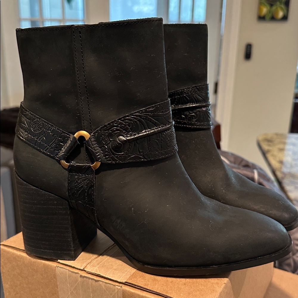 Vionic Carnelia black leather ankle boot, 3.25" block heel, size 8 - Picture 1 of 6